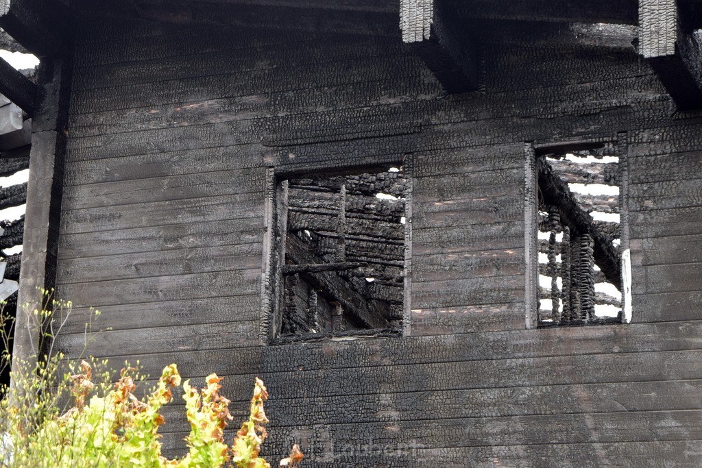 Schwerer Brand in Einfamilien Haus Roesrath Rambruecken P156.JPG - Miklos Laubert
